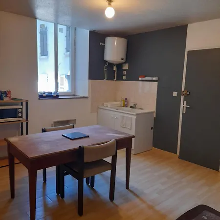 Numéro 2 1er Etage Gauche *